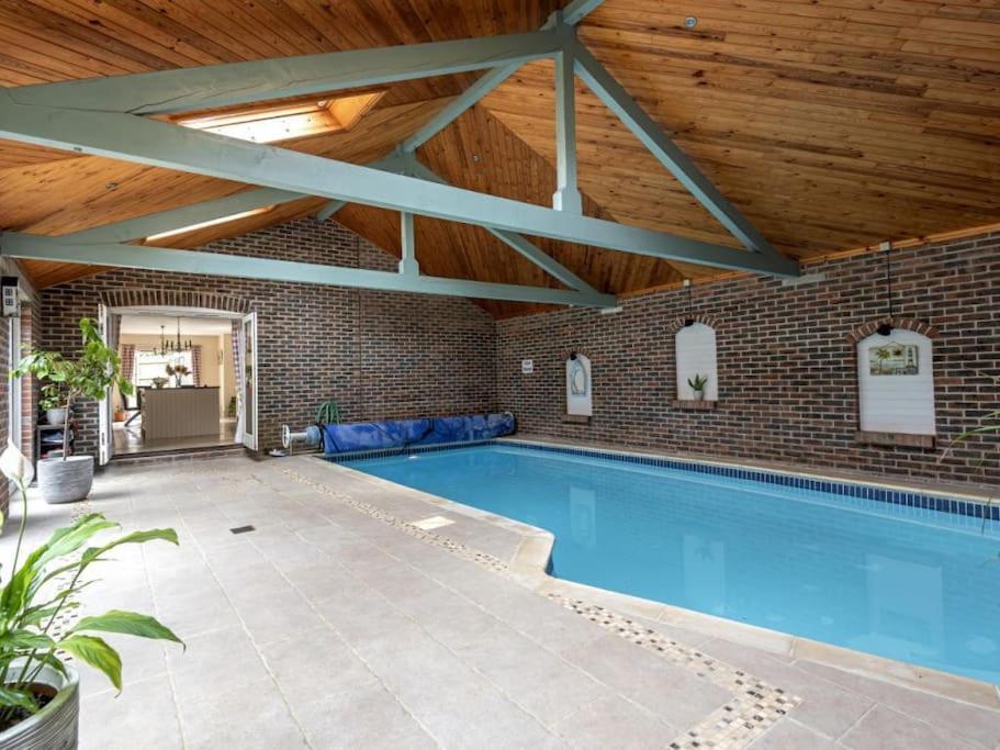 Large Coastal Cottage, Private Indoor Pool, Hut Tub, Sauna And Steam Pod Weymouth Bagian luar foto