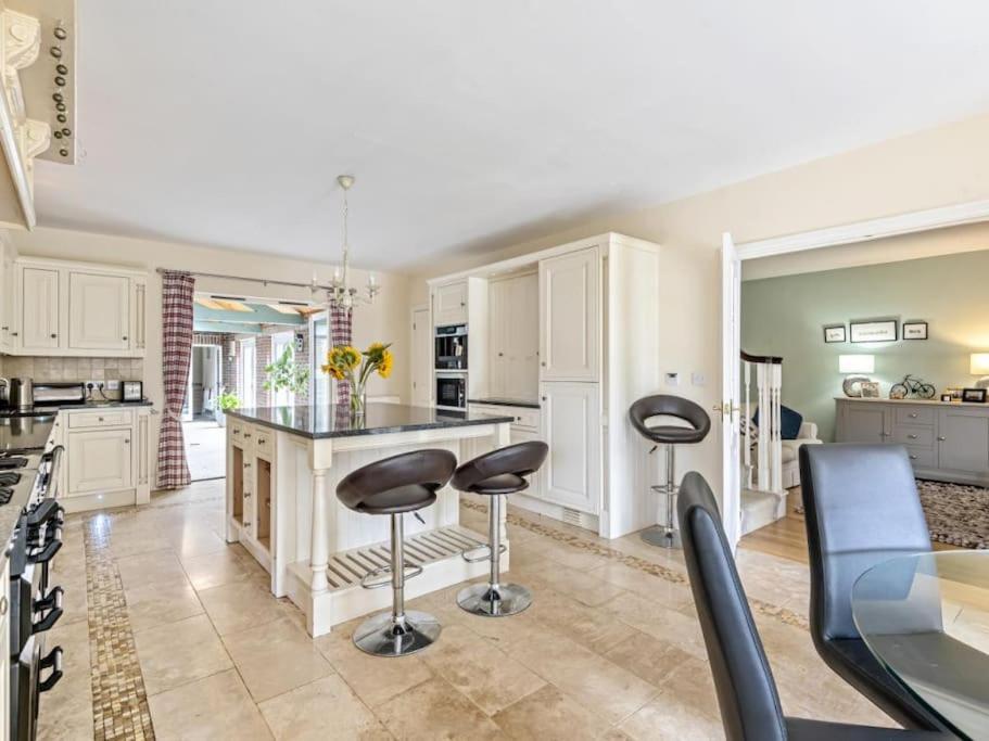 Large Coastal Cottage, Private Indoor Pool, Hut Tub, Sauna And Steam Pod Weymouth Bagian luar foto
